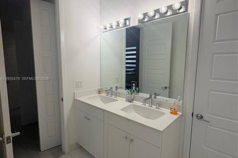 Villa ou maison à vendre à Miami, Floride: 4 chambres, 222.32 m2 № 2009676 - photo 3