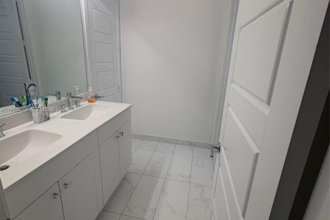 Villa ou maison à vendre à Miami, Floride: 4 chambres, 222.32 m2 № 2009676 - photo 2