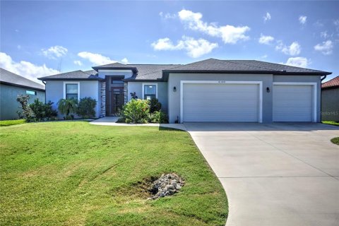 House in Port Charlotte, Florida 3 bedrooms, 160.16 sq.m. № 2419802