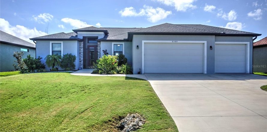 House in Port Charlotte, Florida 3 bedrooms, 160.16 sq.m. № 2419802