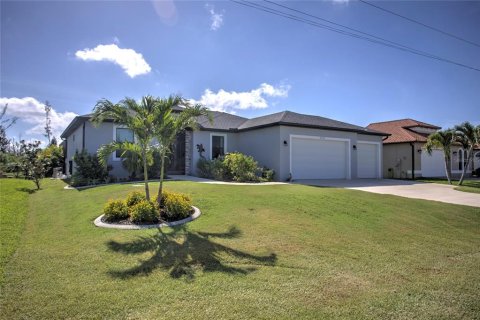 House in Port Charlotte, Florida 3 bedrooms, 160.16 sq.m. № 2419802 - photo 2