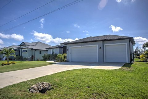 House in Port Charlotte, Florida 3 bedrooms, 160.16 sq.m. № 2419802 - photo 5