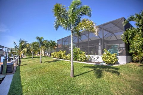 House in Port Charlotte, Florida 3 bedrooms, 160.16 sq.m. № 2419802 - photo 22