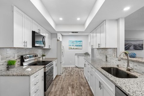Condo in Dunedin, Florida, 2 bedrooms  № 2418848 - photo 8