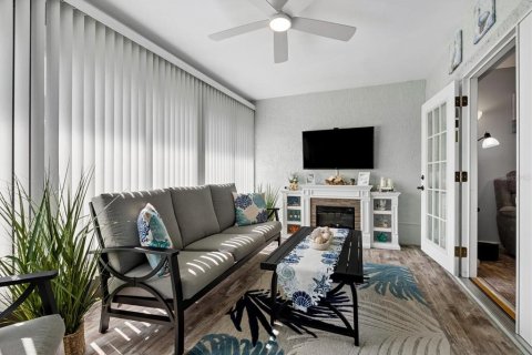 Condo in Dunedin, Florida, 2 bedrooms  № 2418848 - photo 11