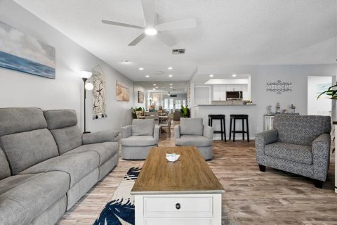 Condo in Dunedin, Florida, 2 bedrooms  № 2418848 - photo 21