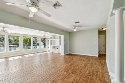House in Saint Petersburg, Florida 4 bedrooms, 216.93 sq.m. № 1657914 - photo 26