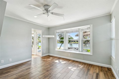 House in Saint Petersburg, Florida 4 bedrooms, 216.93 sq.m. № 1657914 - photo 9