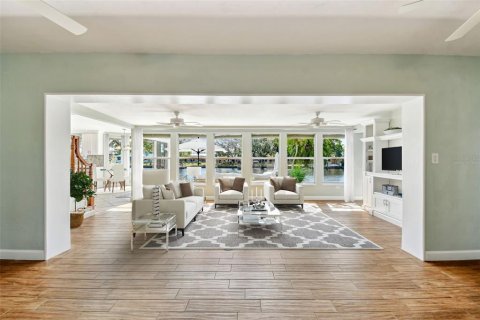 House in Saint Petersburg, Florida 4 bedrooms, 216.93 sq.m. № 1657914 - photo 24