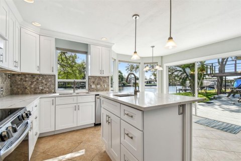House in Saint Petersburg, Florida 4 bedrooms, 216.93 sq.m. № 1657914 - photo 6