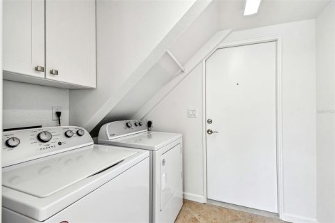 House in Saint Petersburg, Florida 4 bedrooms, 216.93 sq.m. № 1657914 - photo 3