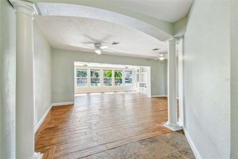 House in Saint Petersburg, Florida 4 bedrooms, 216.93 sq.m. № 1657914 - photo 25