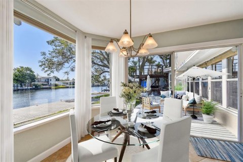 House in Saint Petersburg, Florida 4 bedrooms, 216.93 sq.m. № 1657914 - photo 4