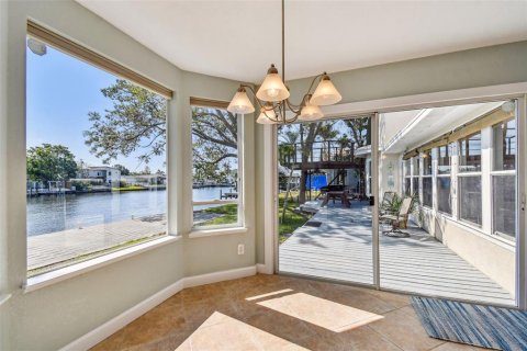 House in Saint Petersburg, Florida 4 bedrooms, 216.93 sq.m. № 1657914 - photo 5