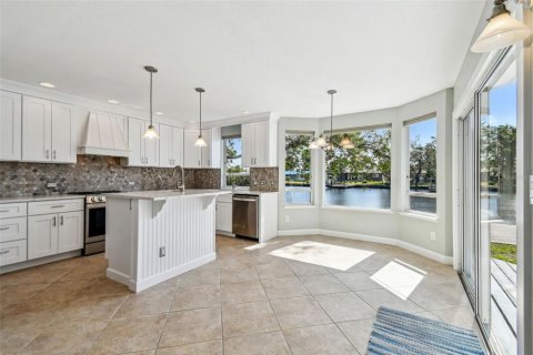House in Saint Petersburg, Florida 4 bedrooms, 216.93 sq.m. № 1657914 - photo 29