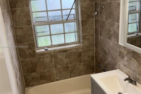 Villa ou maison à vendre à Hollywood, Floride: 4 chambres, 120.12 m2 № 1979204 - photo 11