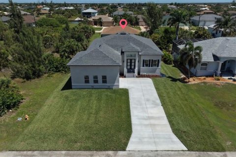 House in Port Charlotte, Florida 4 bedrooms, 217.95 sq.m. № 2203219 - photo 4