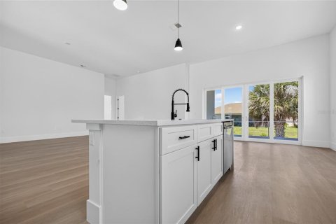 House in Port Charlotte, Florida 4 bedrooms, 217.95 sq.m. № 2203219 - photo 17