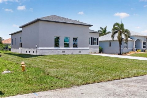 House in Port Charlotte, Florida 4 bedrooms, 217.95 sq.m. № 2203219 - photo 2