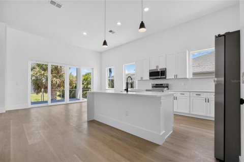 House in Port Charlotte, Florida 4 bedrooms, 217.95 sq.m. № 2203219 - photo 18