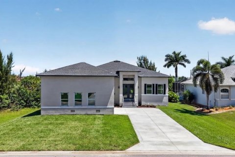 House in Port Charlotte, Florida 4 bedrooms, 217.95 sq.m. № 2203219 - photo 3