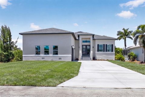 House in Port Charlotte, Florida 4 bedrooms, 217.95 sq.m. № 2203219