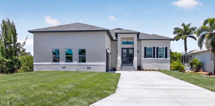 House in Port Charlotte, Florida 4 bedrooms, 217.95 sq.m. № 2203219
