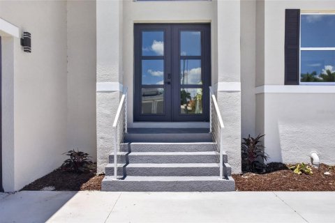 House in Port Charlotte, Florida 4 bedrooms, 217.95 sq.m. № 2203219 - photo 7