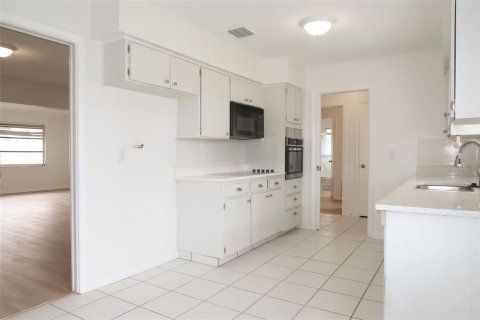 House in Sun City Center, Florida 3 bedrooms, 161.28 sq.m. № 1913482 - photo 12