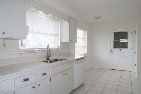 House in Sun City Center, Florida 3 bedrooms, 161.28 sq.m. № 1913482 - photo 11