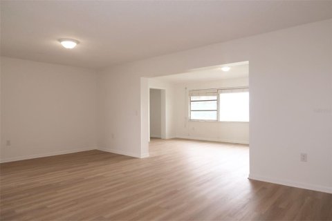 House in Sun City Center, Florida 3 bedrooms, 161.28 sq.m. № 1913482 - photo 13