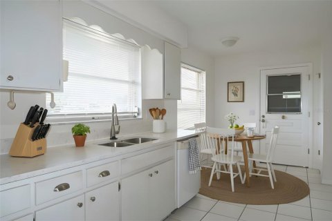 House in Sun City Center, Florida 3 bedrooms, 161.28 sq.m. № 1913482 - photo 2