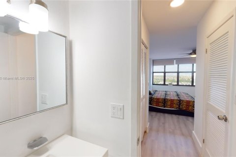 Condo in Hallandale Beach, Florida, 1 bedroom  № 1709375 - photo 23