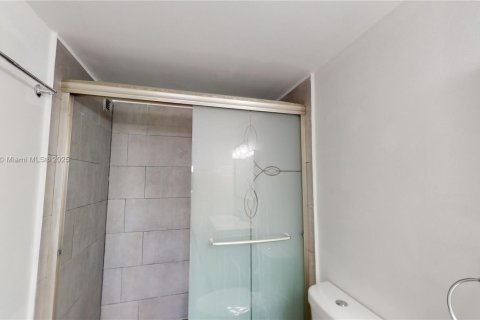 Condo in Hallandale Beach, Florida, 1 bedroom  № 1709375 - photo 24