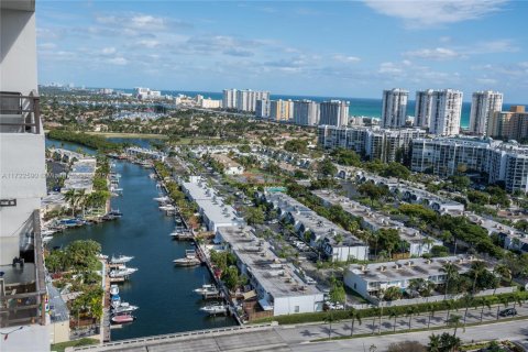 Condo in Hallandale Beach, Florida, 1 bedroom  № 1709375 - photo 2