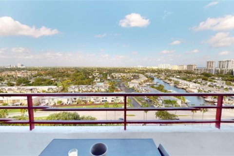 Condo in Hallandale Beach, Florida, 1 bedroom  № 1709375 - photo 4