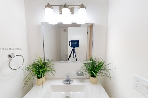 Condo in Hallandale Beach, Florida, 1 bedroom  № 1709375 - photo 15