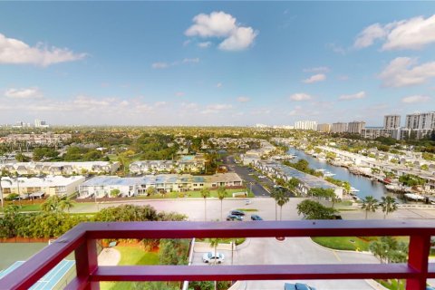 Condo in Hallandale Beach, Florida, 1 bedroom  № 1709375 - photo 5