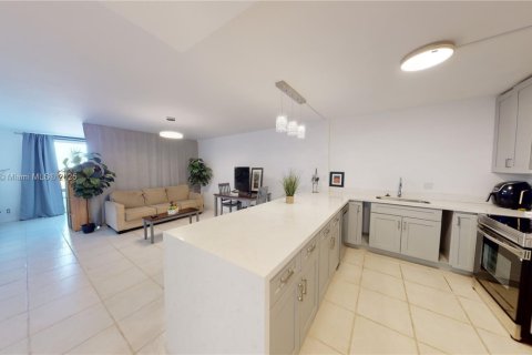 Condo in Hallandale Beach, Florida, 1 bedroom  № 1709375 - photo 13