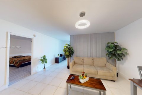 Condo in Hallandale Beach, Florida, 1 bedroom  № 1709375 - photo 7