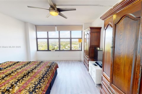 Condo in Hallandale Beach, Florida, 1 bedroom  № 1709375 - photo 18