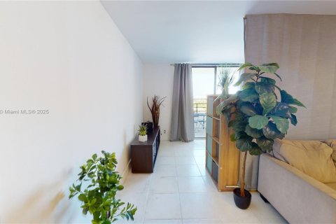 Condo in Hallandale Beach, Florida, 1 bedroom  № 1709375 - photo 17