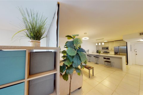Condo in Hallandale Beach, Florida, 1 bedroom  № 1709375 - photo 9