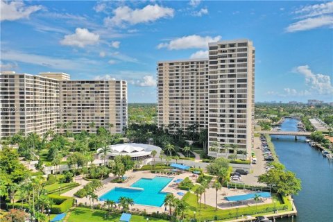 Condo in Hallandale Beach, Florida, 1 bedroom  № 1709375 - photo 28