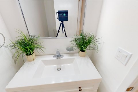 Condo in Hallandale Beach, Florida, 1 bedroom  № 1709375 - photo 25