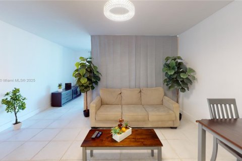 Condo in Hallandale Beach, Florida, 1 bedroom  № 1709375 - photo 8