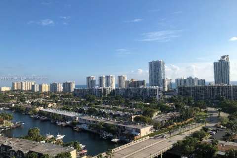 Condo in Hallandale Beach, Florida, 1 bedroom  № 1709375 - photo 1