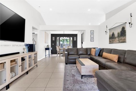 Купить виллу или дом в Катлер-Бей, Флорида 3 спальни, 156.54м2, № 2043393 - фото 7