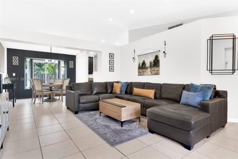 Купить виллу или дом в Катлер-Бей, Флорида 3 спальни, 156.54м2, № 2043393 - фото 6