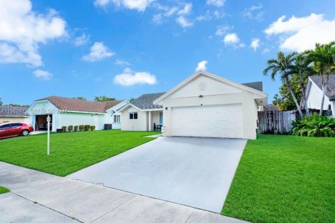 Купить виллу или дом в Катлер-Бей, Флорида 3 спальни, 156.54м2, № 2043393 - фото 2